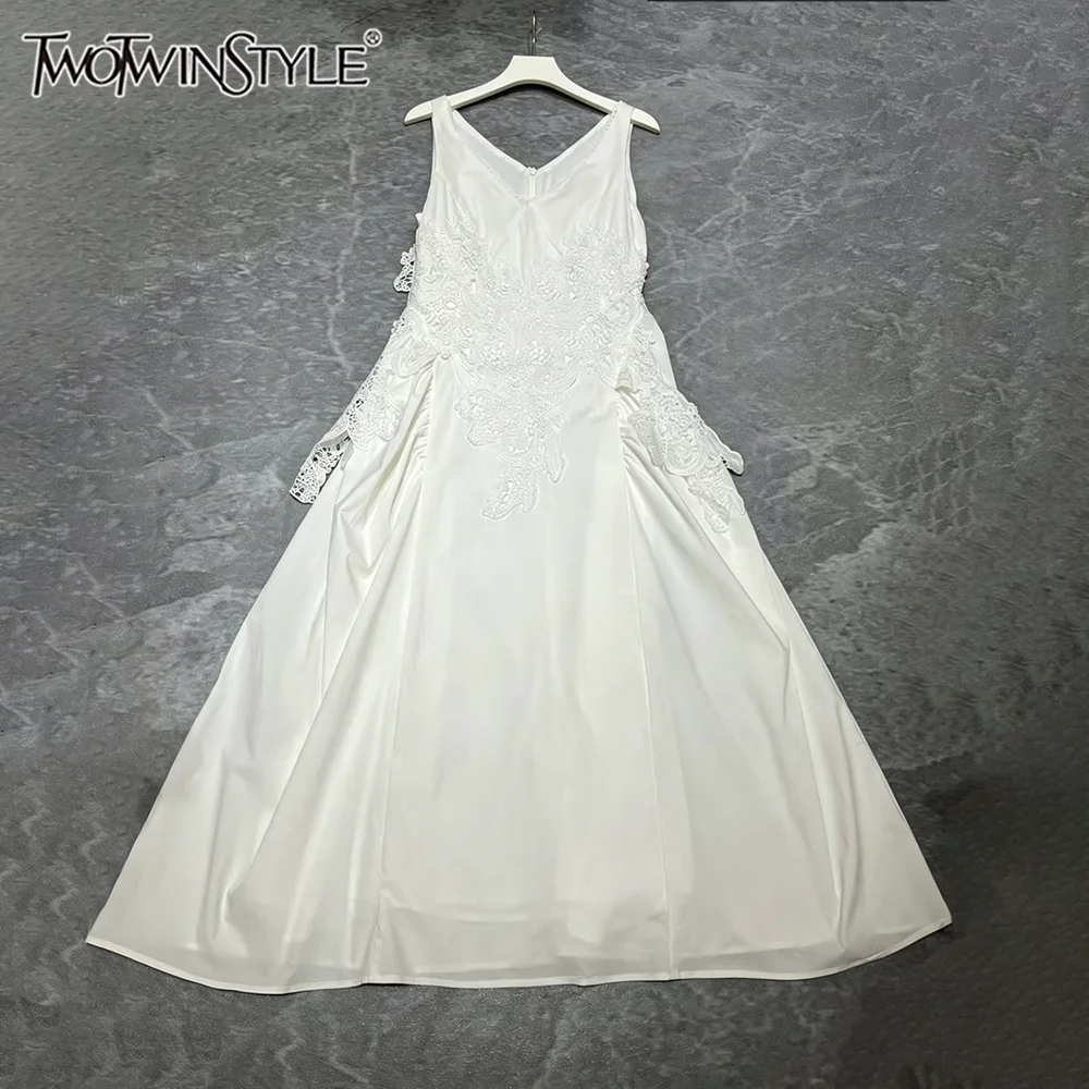 

TWOTWINSTYLE Elegant Minimalist White Spliced Lace Dress for Women V Neck Sleeveless A Line Skirt for Wedding Guests KDR563343