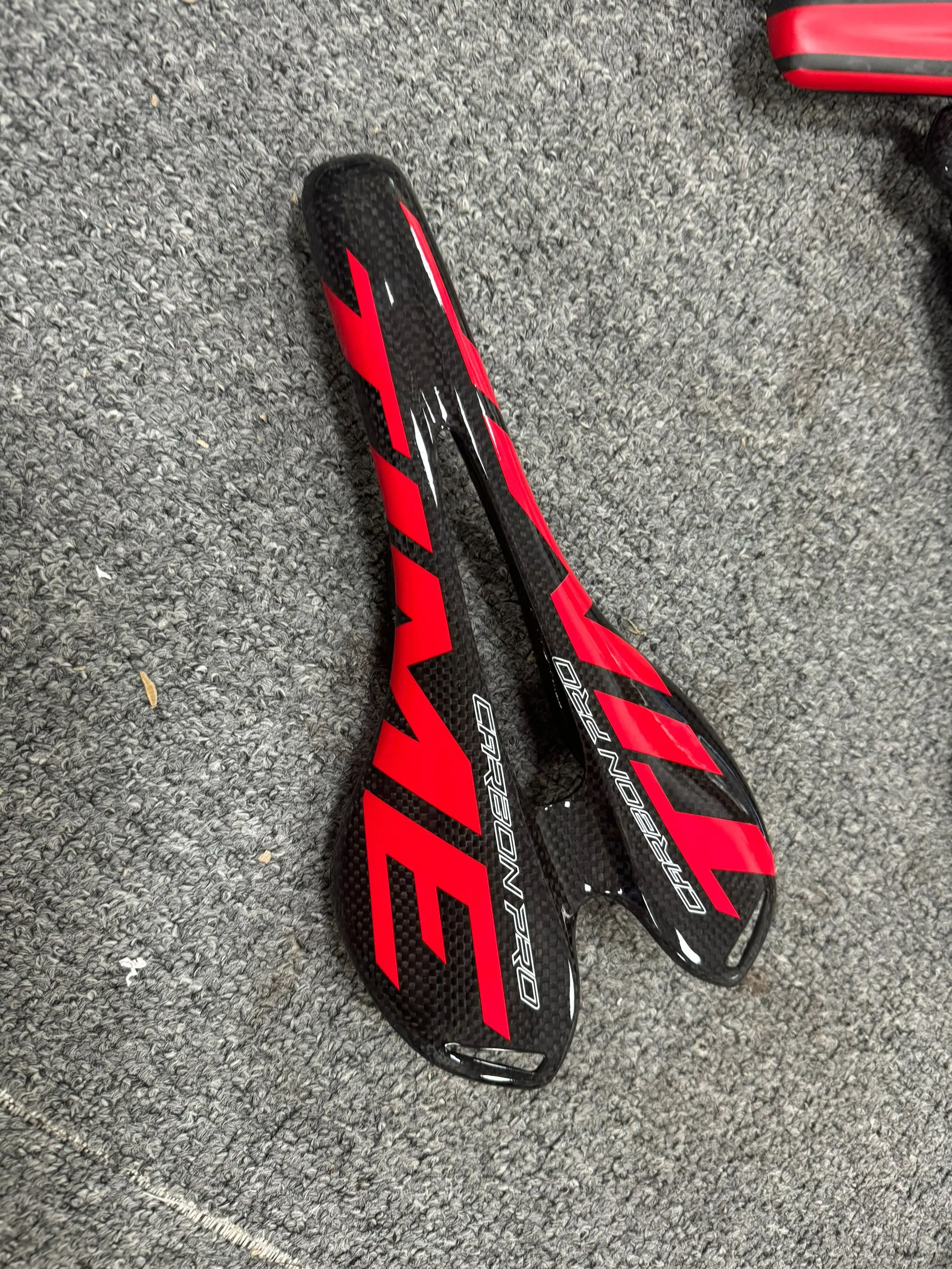 

All-carbon fiber mountain bike and road bike accessories, hollow large b seat cushion, elliptical carbon bow, multiple colors