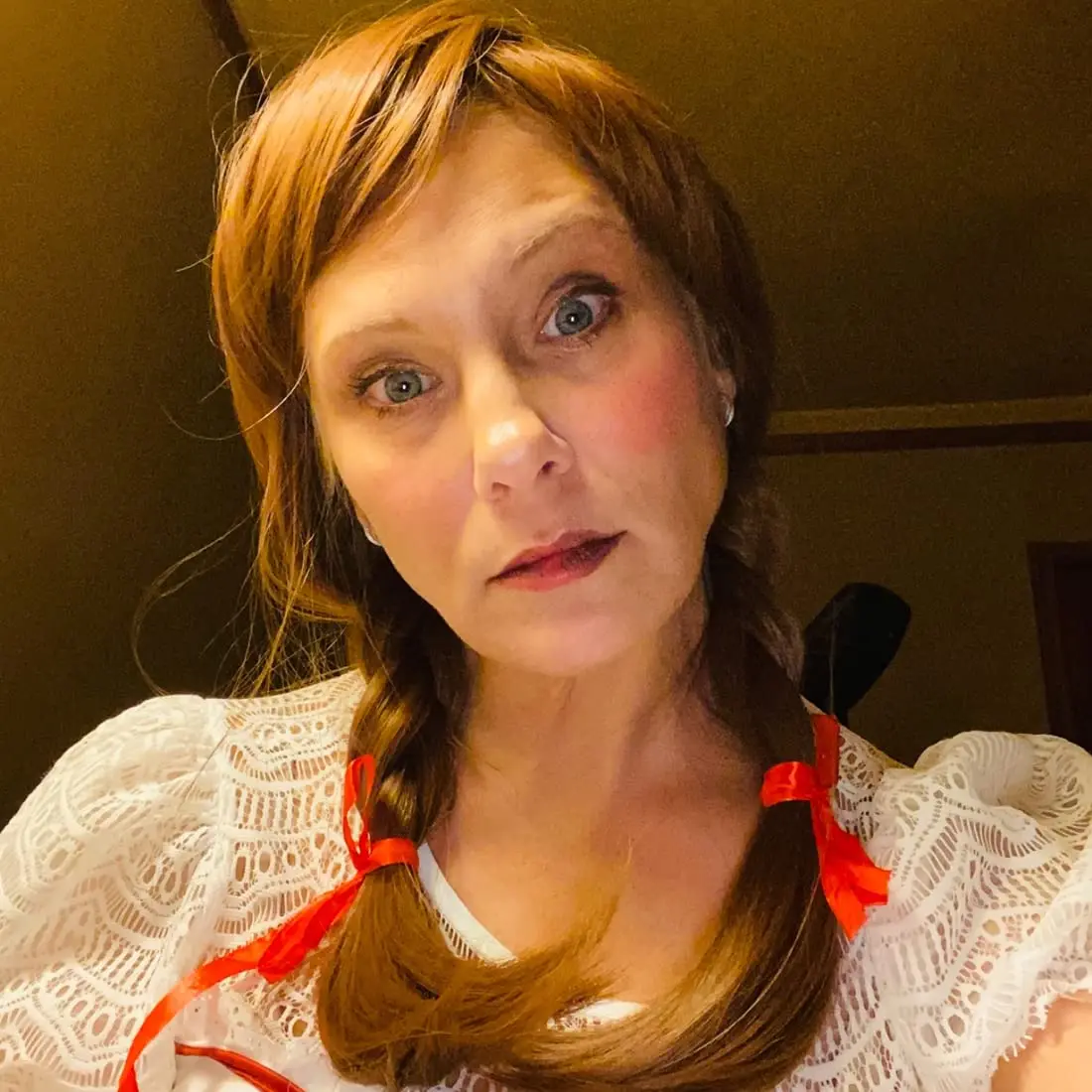Perucas de trança de fantasia para mulheres, peruca marrom com arcos vermelhos, festa de maquiagem de Halloween Aldult peruca de rabo de cavalo Annabelle