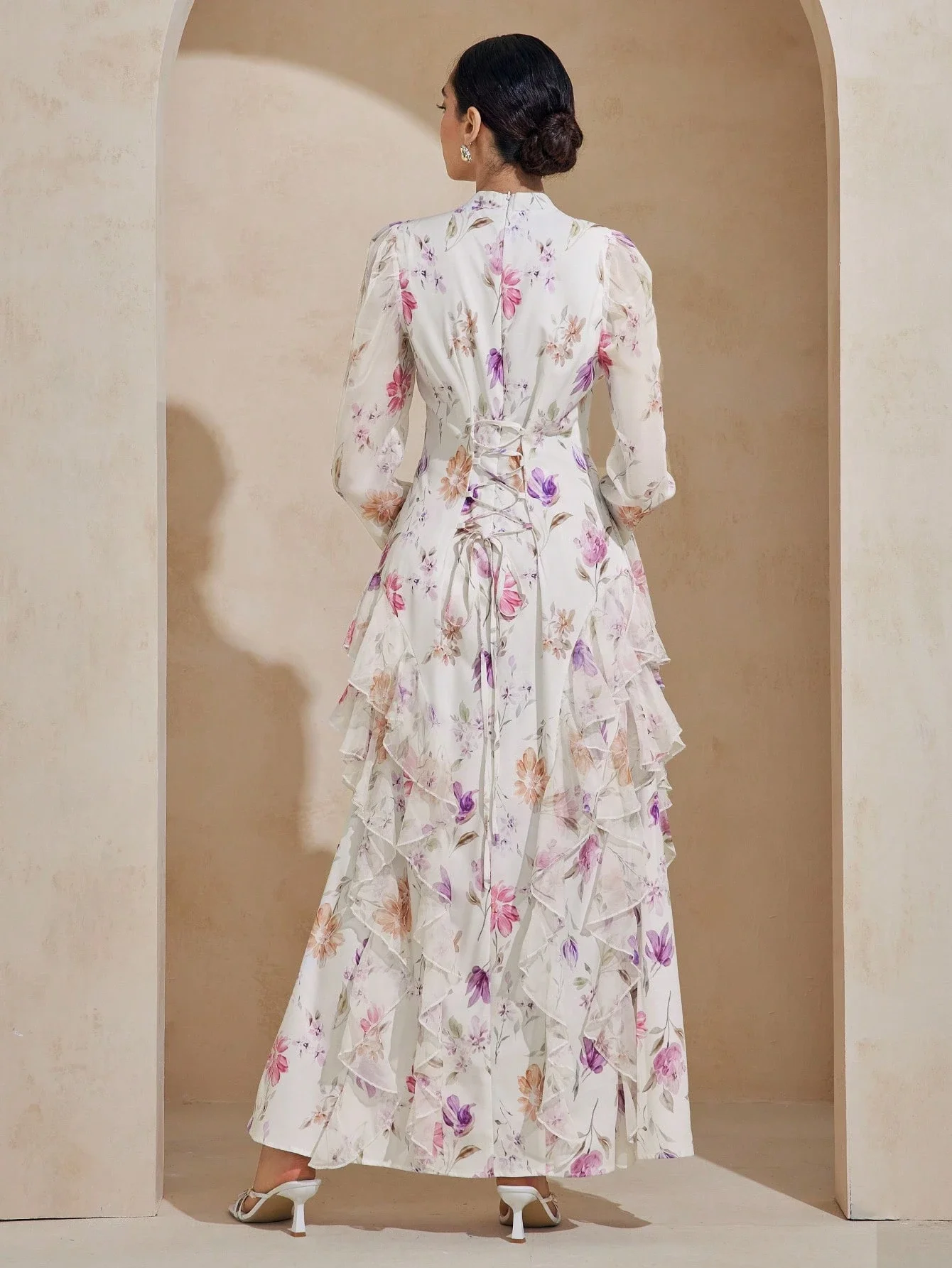 

Женское элегантное длинное платье с цветочным принтом, рюшами по низу и завязками на талии