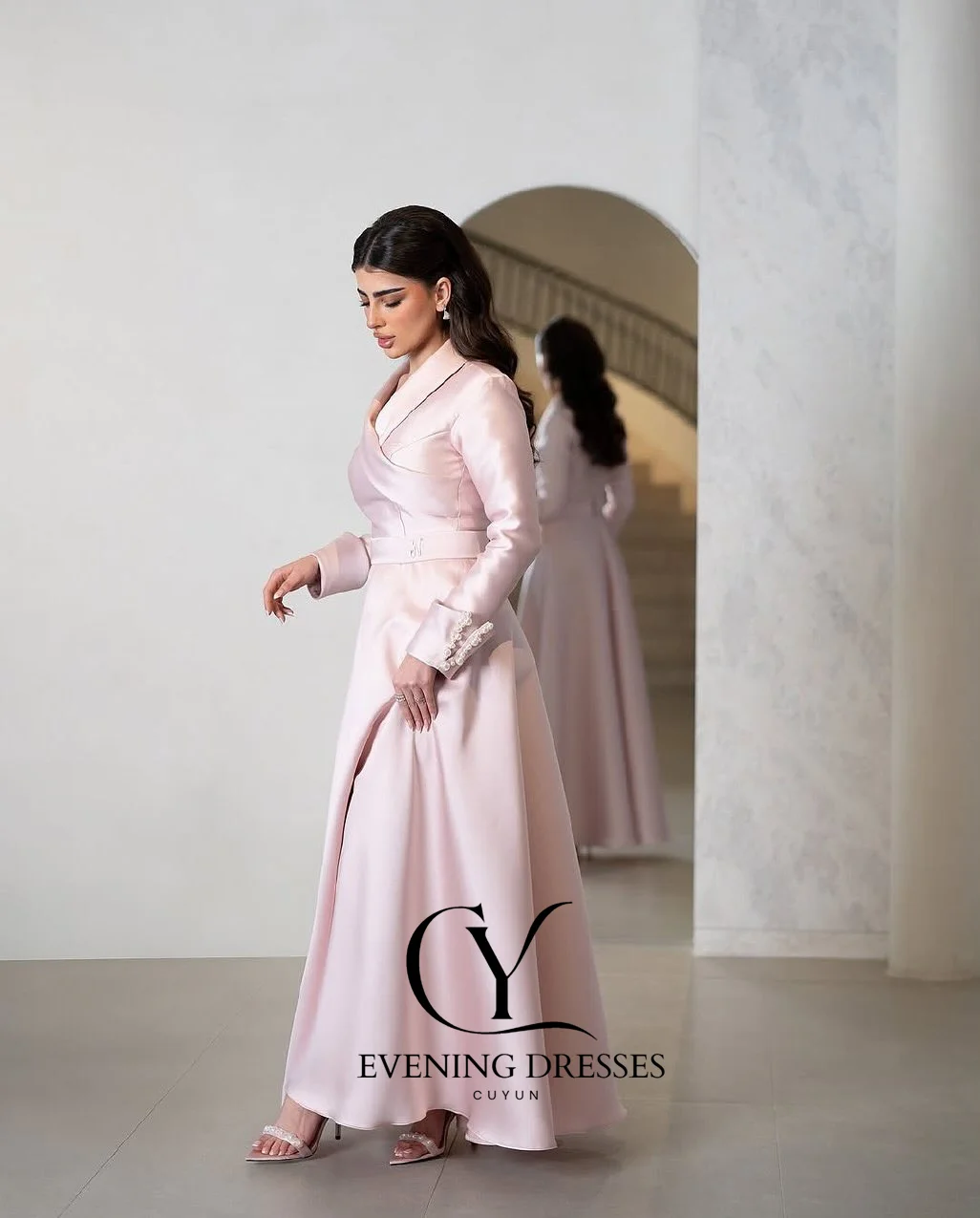 CUYUN 핑크 새틴 사우디 이브닝 가운 진주 장식이 있는 브이넥 긴 소매 긴 파티 드레스 맞춤형 여성 파티 드레스 2026