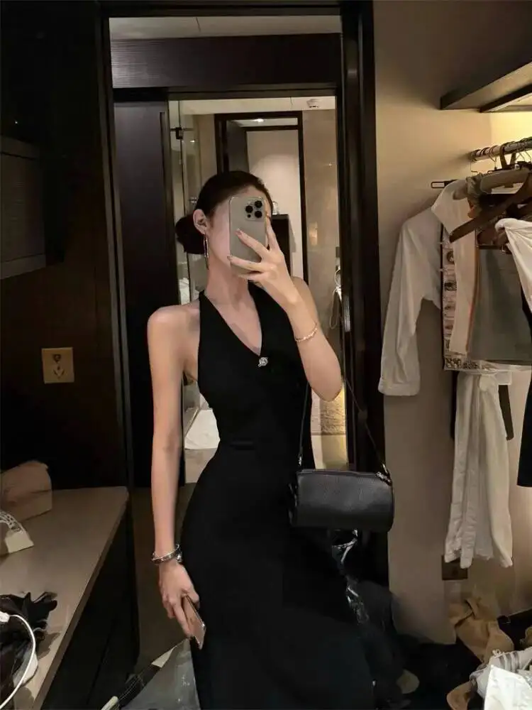 ชุดเดรสปาร์ตี้เปิดหลังสำหรับผู้หญิง ชุดเดรสเปิดหลังเซ็กซี่สำหรับฤดูร้อน ดีไซน์เก๋ไก๋แบบผูกคอ ทรงเข้ารูปสีดำ ชุดเดรสยาวสำหรับงานทางการ