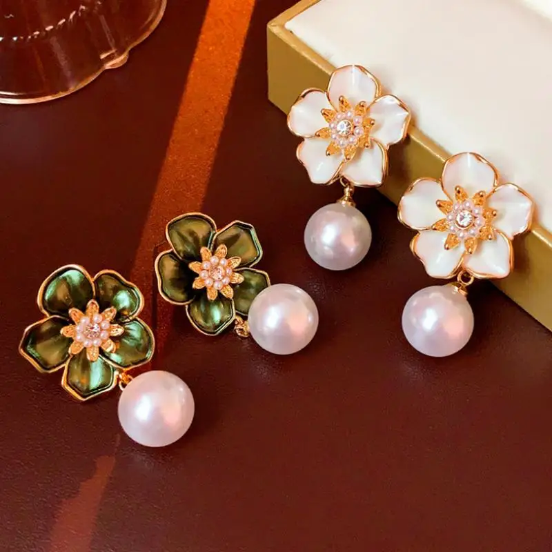 

Delicated White Green Camellia Pearl Earrings For Women French Retro Rhinestone Petal Earrings Casual Banquet Jewelry Gifts