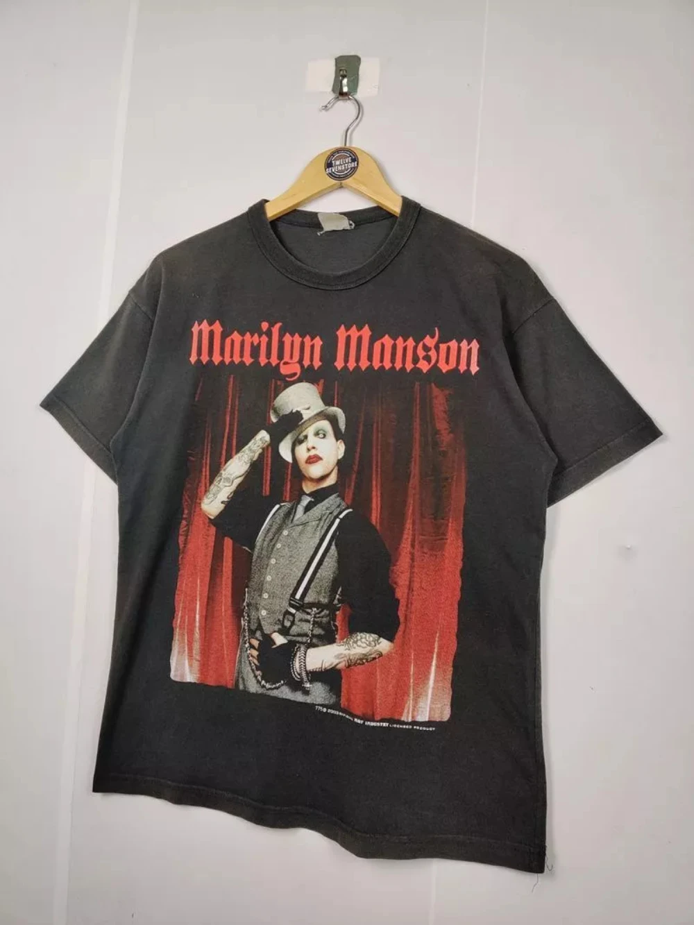 ارتدت مارلين مانسون 2003 تي شيرت أسود بأكمام قصيرة للرجال والنساء مع مطبوعات كلاسيكية داكنة ومخيفة بأكمام قصيرة