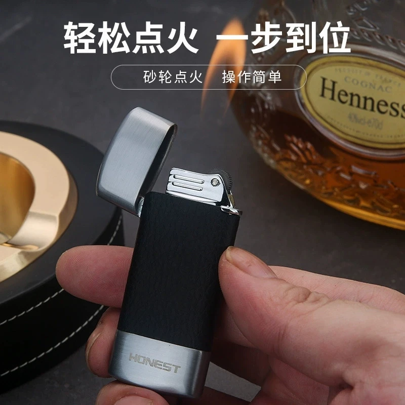 Briquet à gaz en métal d'épissure de cuir honnête, créatif rétro à l'ancienne, meule d'allumage, flamme nue, éclairage de cigarette