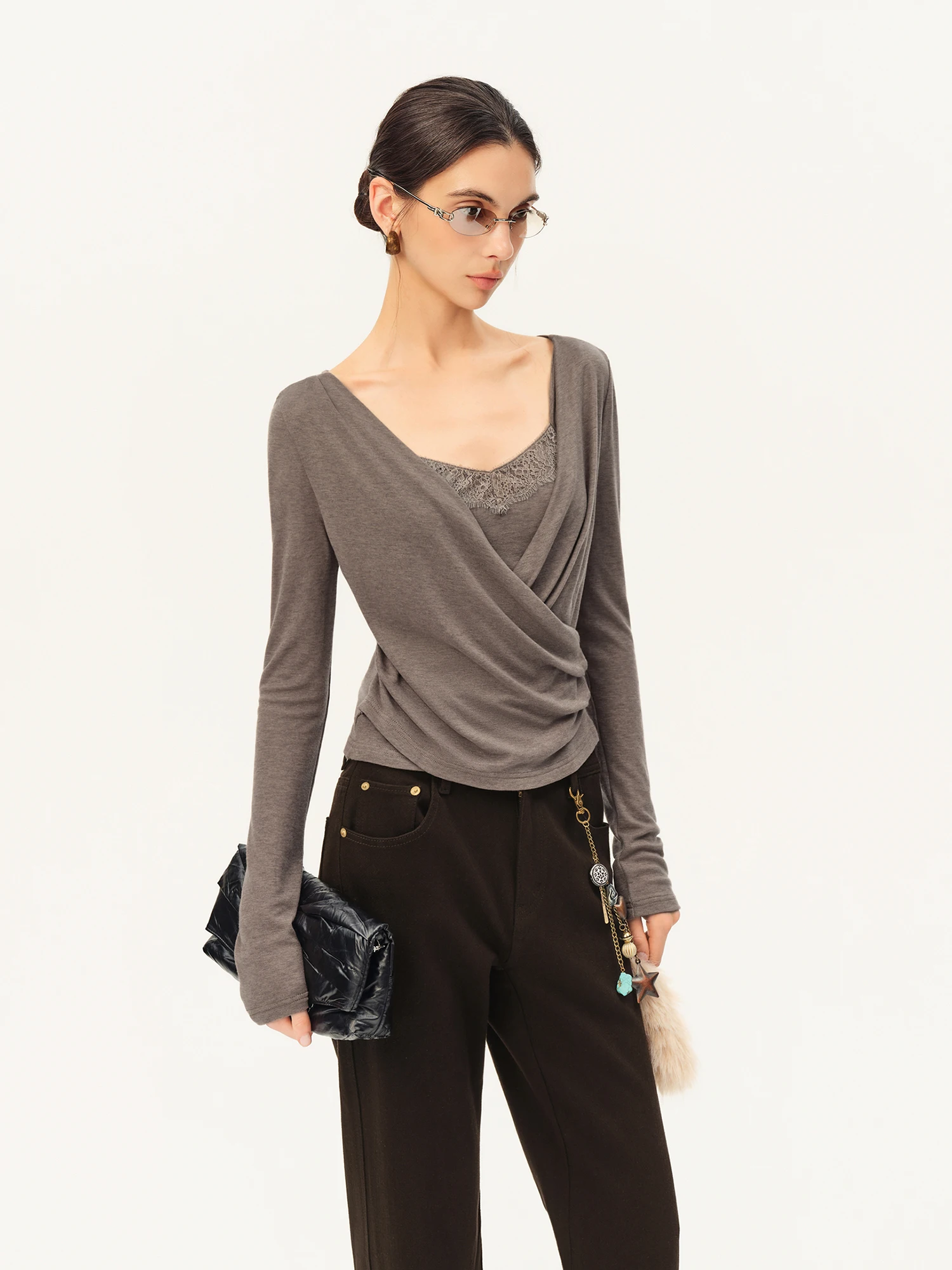 ZIQIAO Lässiges Spitzen-Splicing-Woll-T-Shirt mit Kreuz-V-Ausschnitt und Langen Ärmeln für Damen, Herbst 2026, Neuer Stil, Sexy, Schlank, Einfarbig – Detail 6