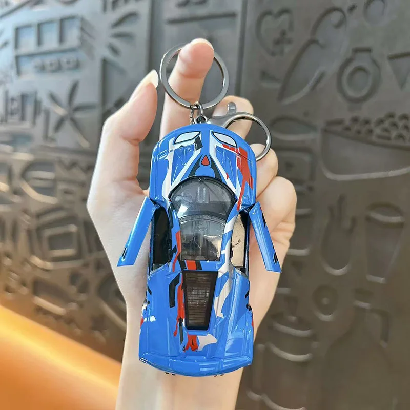 LLavero de coche deportivo con grafiti de doble puerta creativo, juguetes divertidos para estudiantes, mochila, colgante pequeño, llavero modelo de coche de carreras