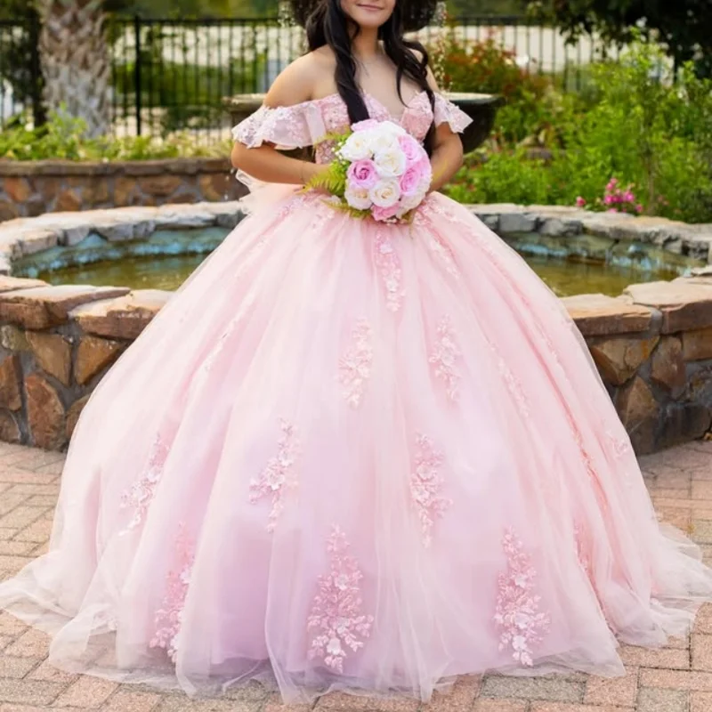 

Розовое платье Quinceanera с открытыми плечами, кружевное блестящее цветочное платье с длинным хвостом и бантом, платья de 15, Quinceanera ﻿ Индивидуальный