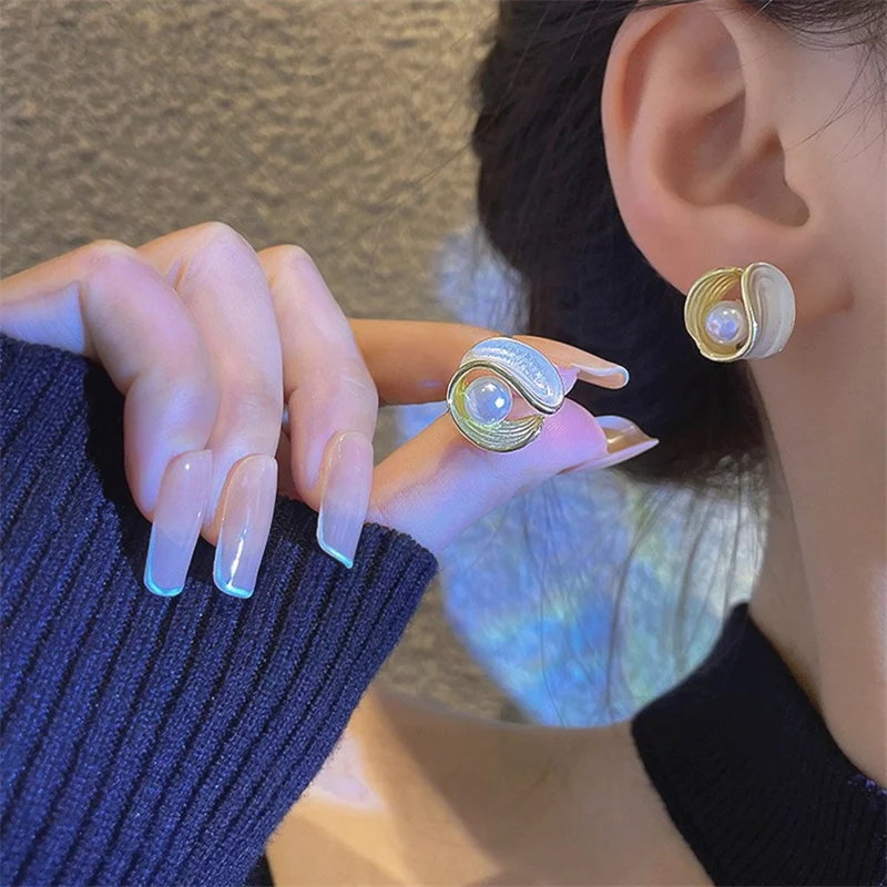 New Irregular Mussel Pearl Earrings White Flower Stud Earring for Women Korean Creative Romantic Wedding Party Jewelry Gifts