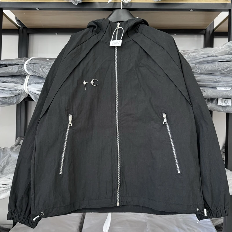 

Куртка свободного кроя с геометрическим металлическим логотипом и капюшоном, защита от солнца, верхняя одежда для мужчин и женщин, модная американская уличная одежда в стиле High Street