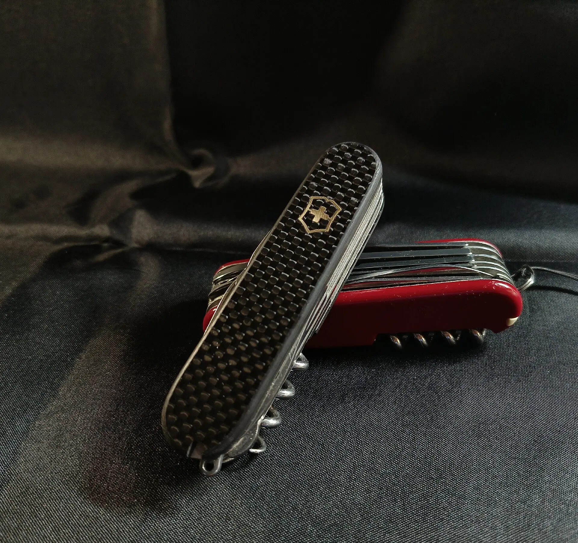 Черные гладкие и твиловые накладки из настоящего карбона для ножей Victorinox Swiss Army с предварительно вырезанными слотами для зубочисток и пинцетов