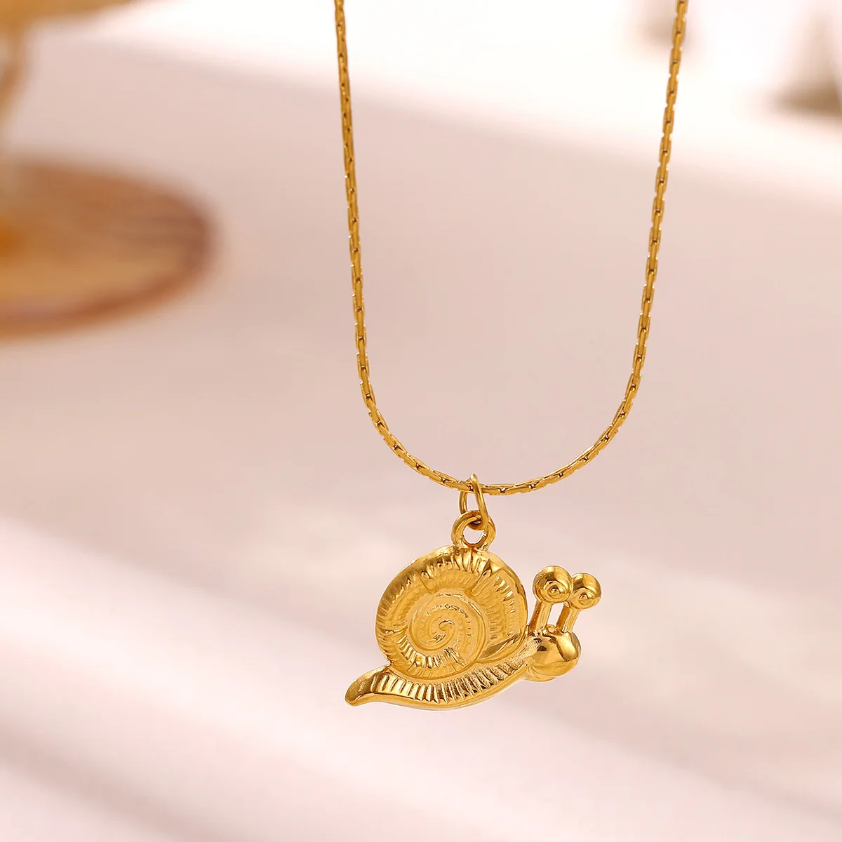 Niedliche goldfarbene Schnecken-Halskette für Frauen, exquisiter Edelstahl-Tierschmuck, hypoallergen, minimalistisch, als Geschenk für den täglichen Gebrauch