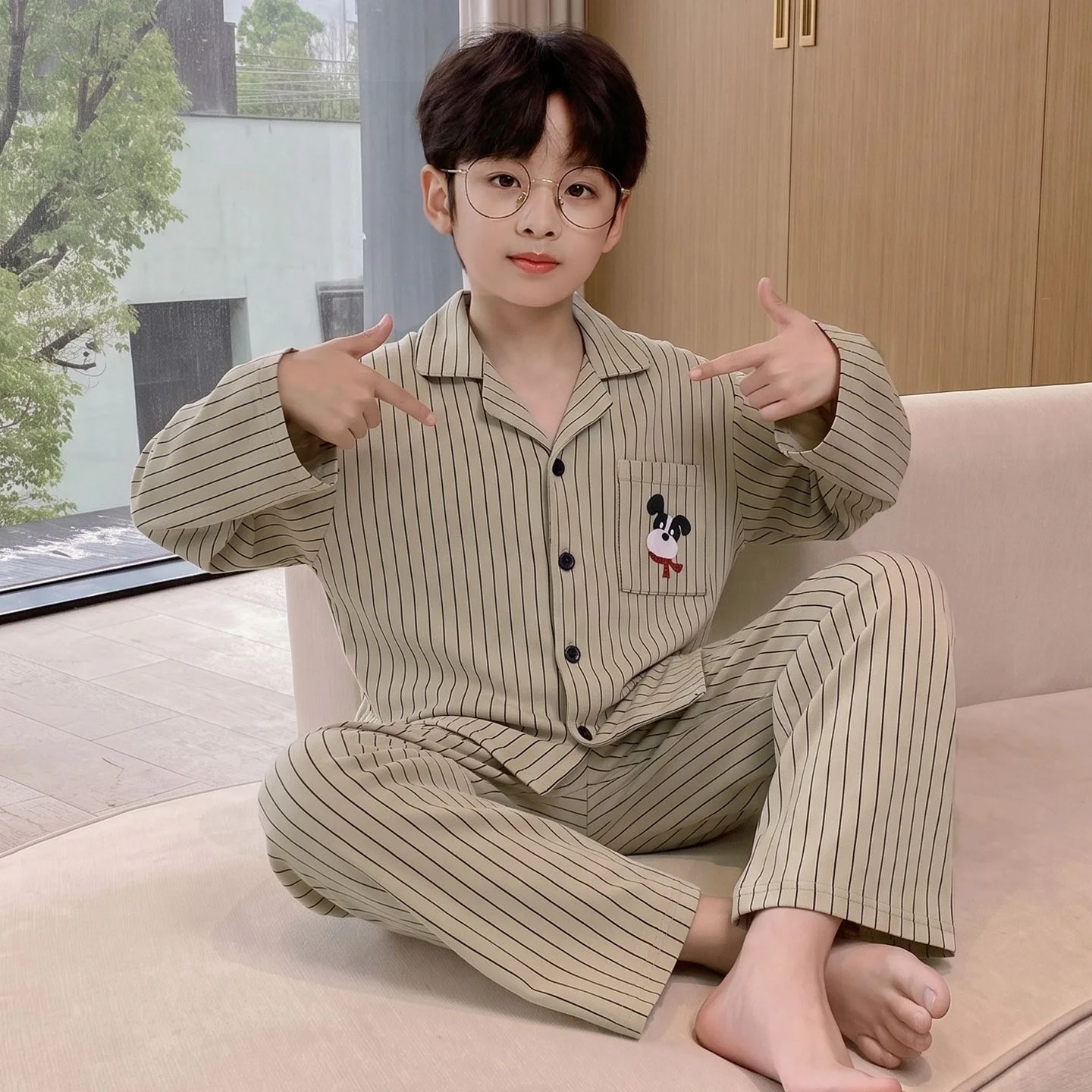 Puppy-patterned pajama set, a long-sleeved top and matching pants, comfortable homewear