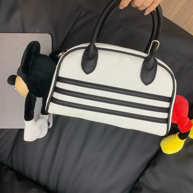 2024 New Cartoon Mickey Mouse Handbag Cute Cartoon Fashion Dopamine Sports 3D Anime peluche Doll Bowling Handbag Toys regali per ragazze