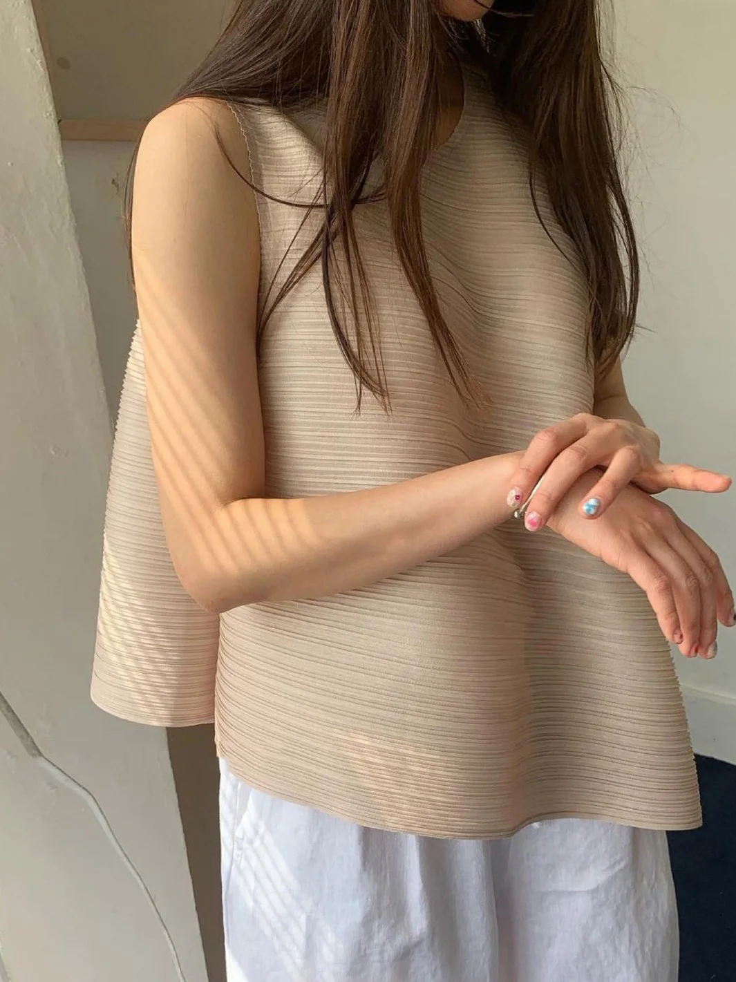 우아한 루즈핏 민소매 셔츠 여성 패션 캐주얼 통기성 좋은 레귤러 길이 라운드넥 단색 프렌치 스타일 베스트 탑