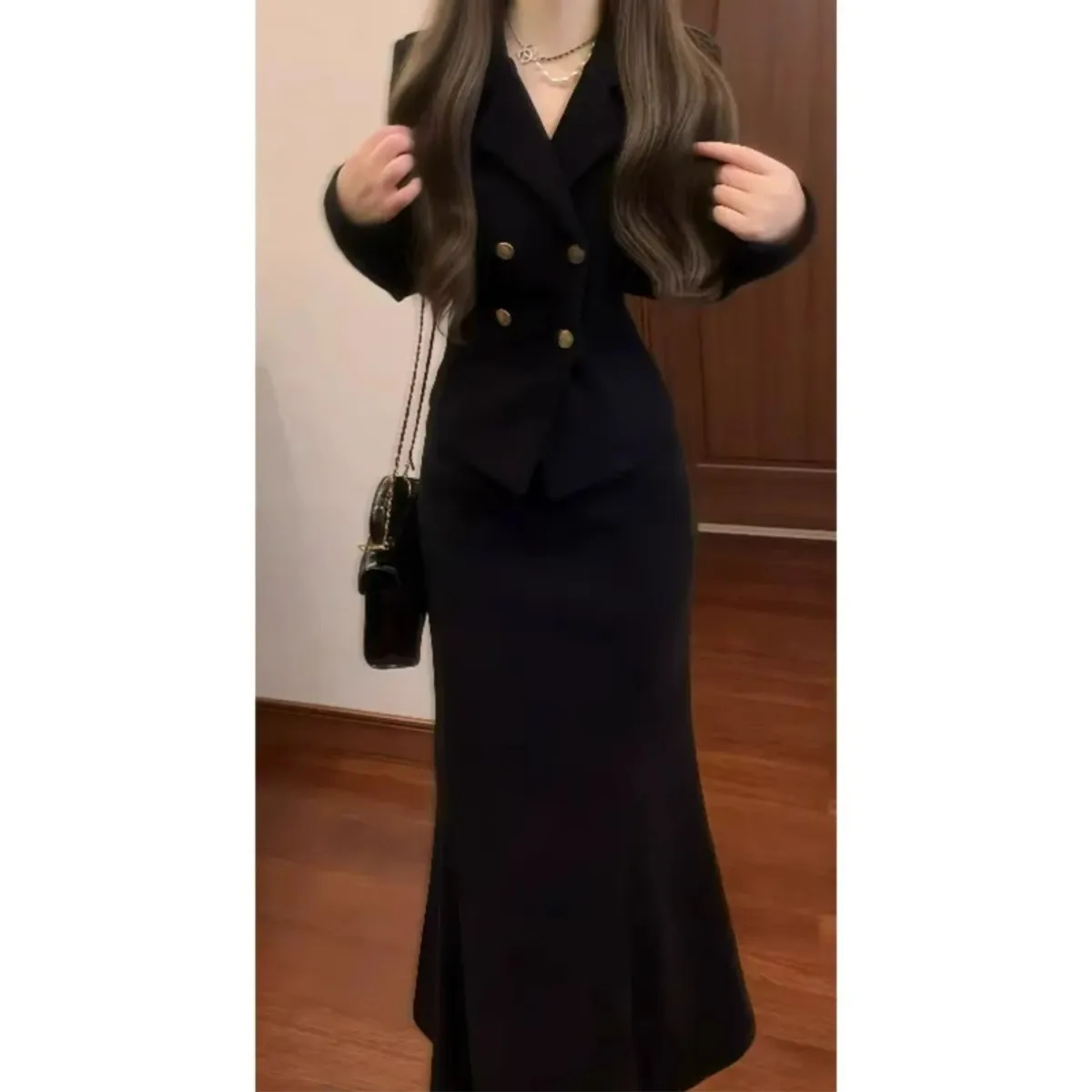 Zweiteiliges Kleiderset, stilvolles und elegantes Winteroutfit, ein komplettes Set, das supermodisch aussieht