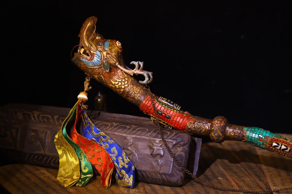 20 "المعابد النيبالية القديمة القديمة البرونزية رسمت فسيفساء جوهرة gZi الخرز الفيروز رأس التنين كانغلينغ بوذا القرن تاون هاوس