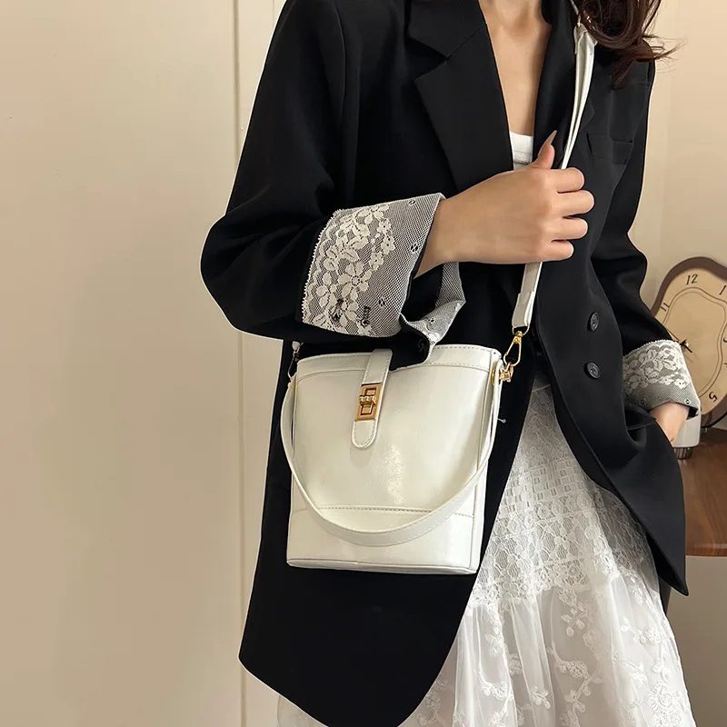 حقائب كتف صغيرة عبر الجسم للنساء 2025 الصيف بولي Leather جلد موضة امرأة حقيبة ساع حقائب اليد النسائية فتاة صغيرة دلو حقيبة