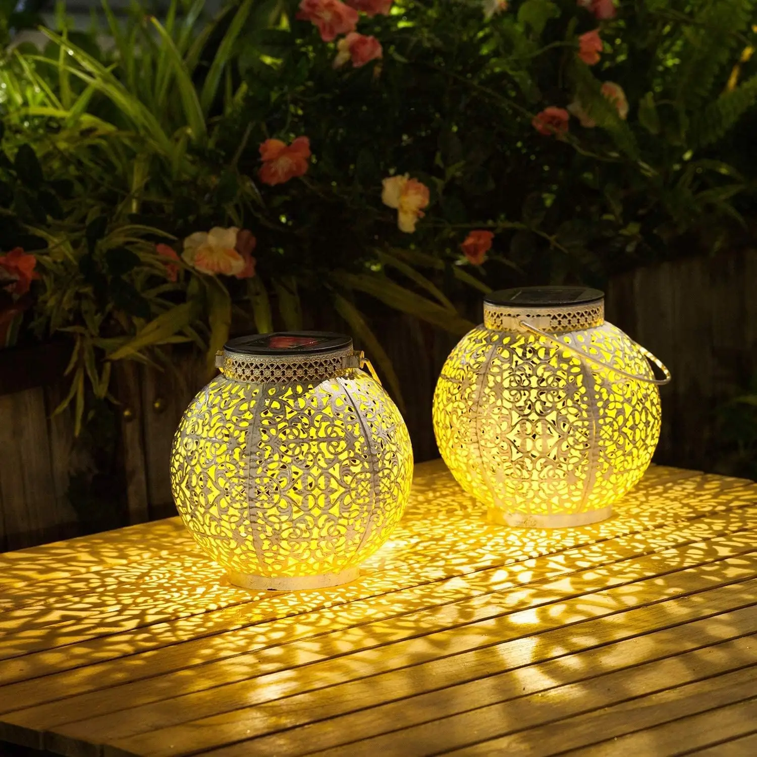 โคมไฟแขวนโซลาร์เซลล์ LED แบบวินเทจ โครงเหล็กกลวงลายศิลปะ โคมไฟฉายภาพสไตล์ชาติพันธุ์ สำหรับตกแต่งสวน ลานบ้าน และเทศกาลคริสต์มาส