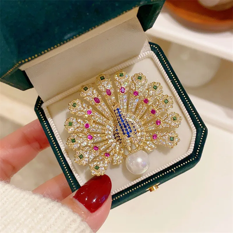 CC Luxury Brooch Full of Zirconia Peacock Shape Court Vintage Style Shining Zirconia Coat Pins Imitation Pearl Suit Pin B257