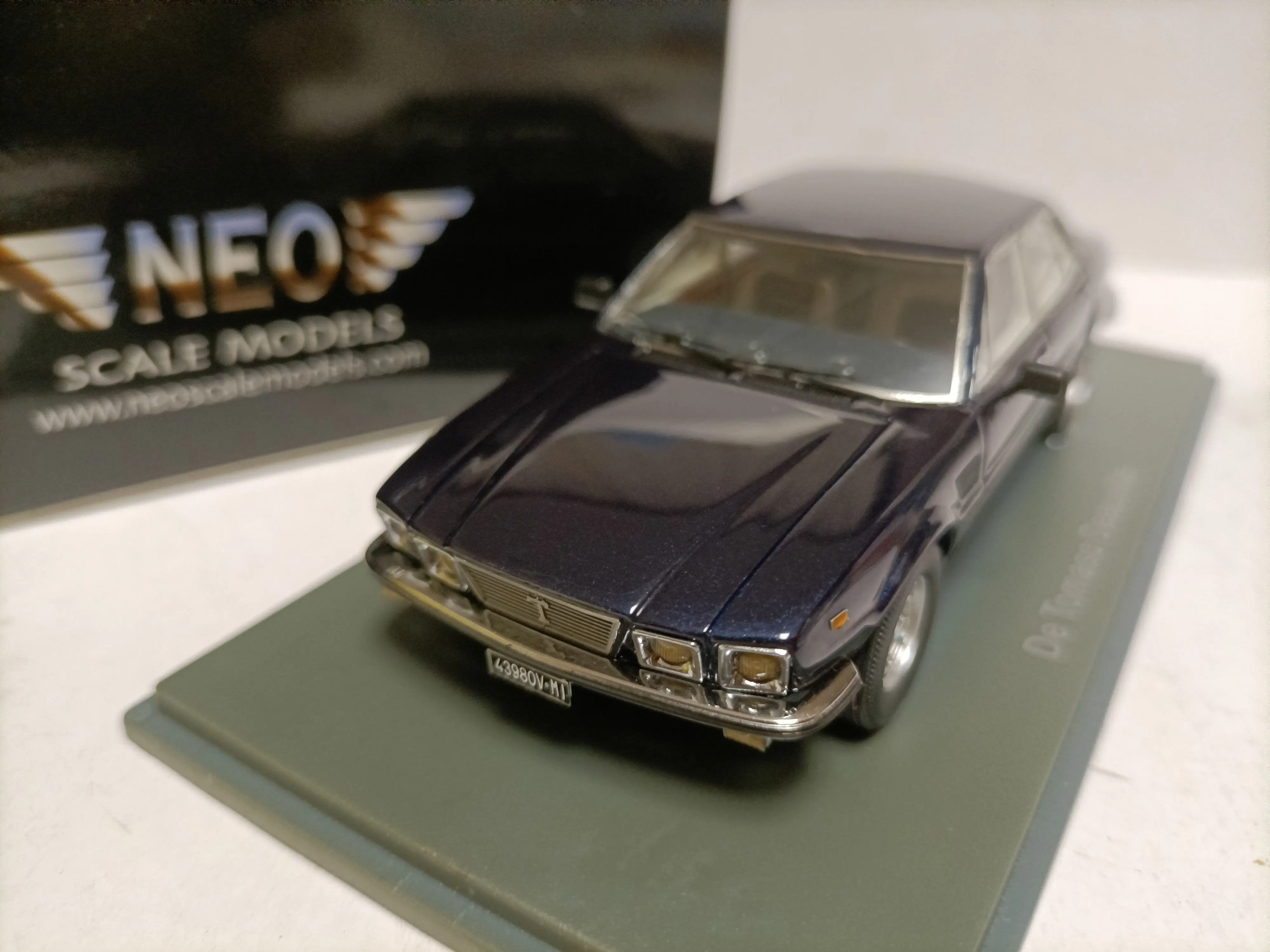 Neo 1:43 DE TOMASO Deauville 1979 Vintage Car Simulation Limited Edition Resin Metal Static Car Model Toy Gift