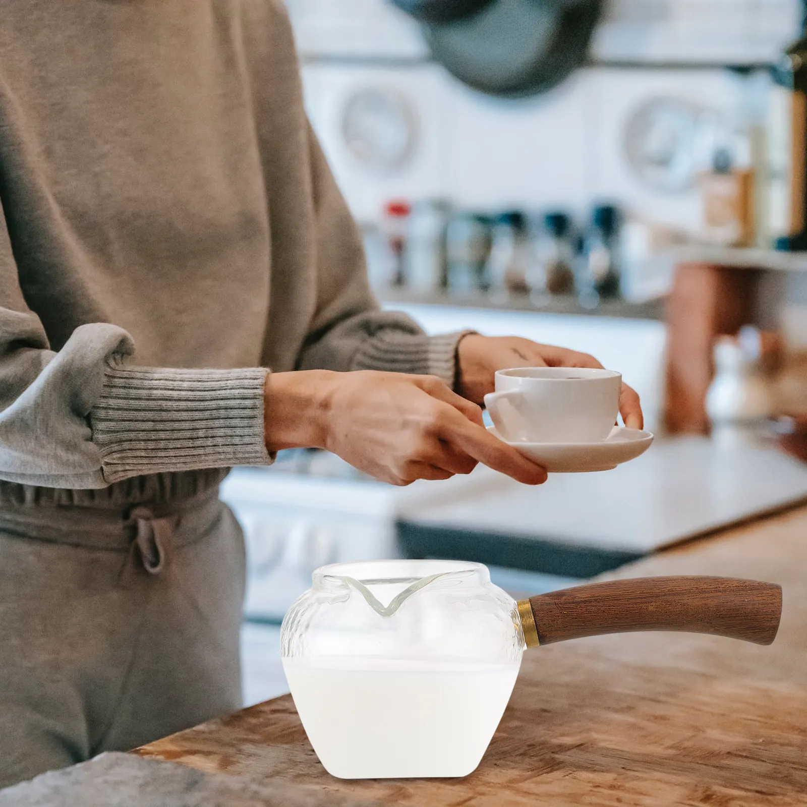 

1Pcs Sophisticated Glass Tea Fair Cup Featuring Solid Wood Handle Ideal for Tea Ceremonies Daily Use Gifting Heat-Resistant