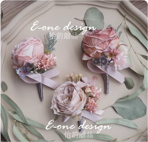 

Лесная свадьба, невеста, жених, подружка невесты, жених, отец, мама, свадебный корсаж, цветок на запястье, рука с цветами для встреч.