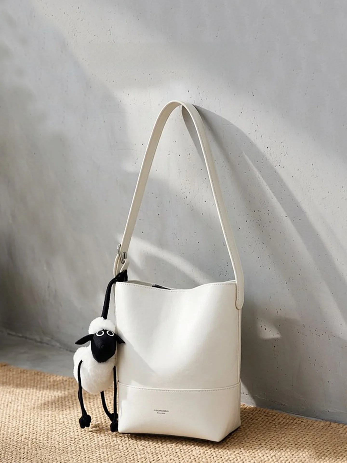 Bolsa Bucket de Couro Macio com Acabamento em Óleo, Bolsa de Ombro Único, Versátil e Estilosa, Bolsa Arlene, Bolsa Feminina n...