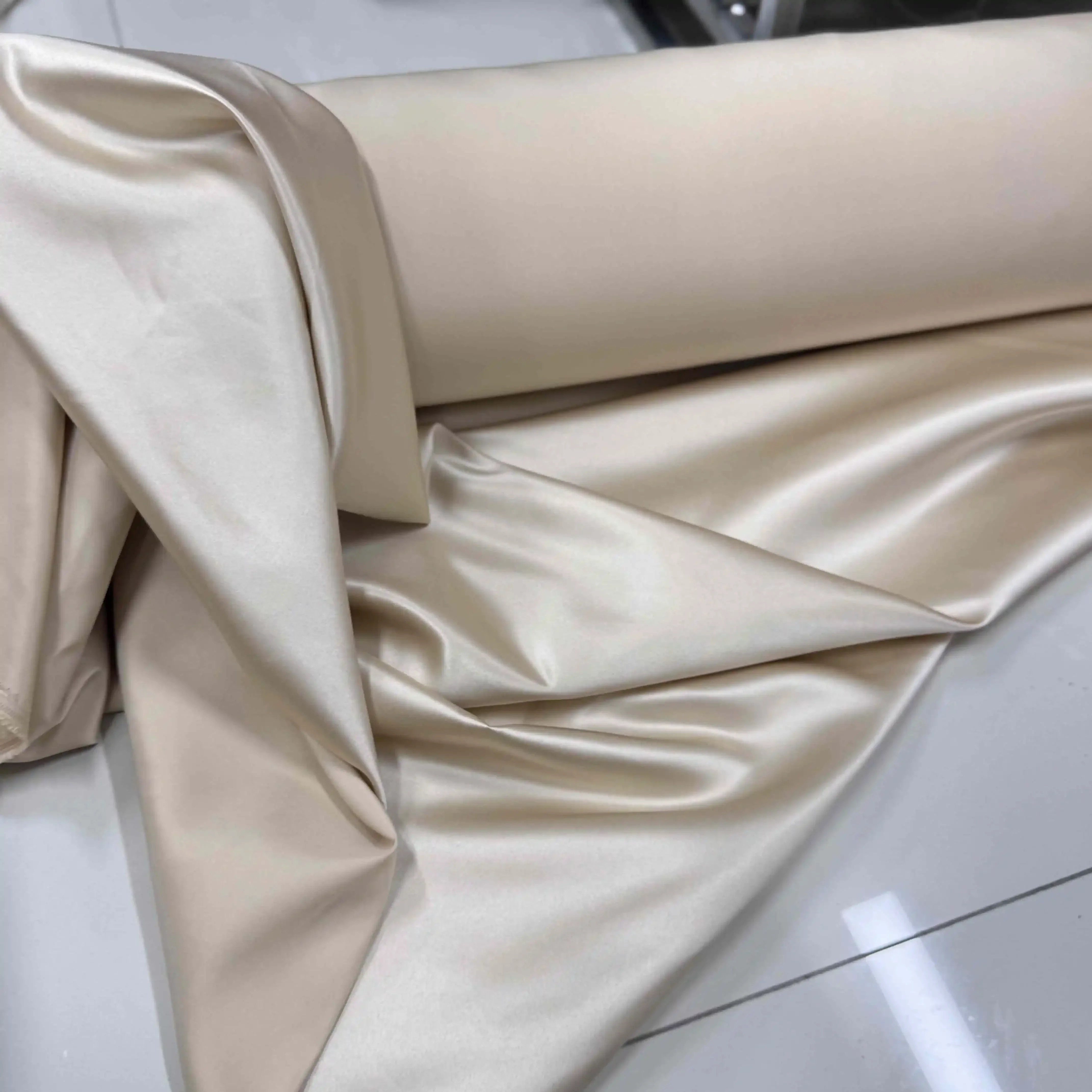 Белая атласная ткань цвета шампанского, сшитая ткань для свадебного платья, сплошной цвет, толстая атласная жесткая дизайнерская ткань для фона