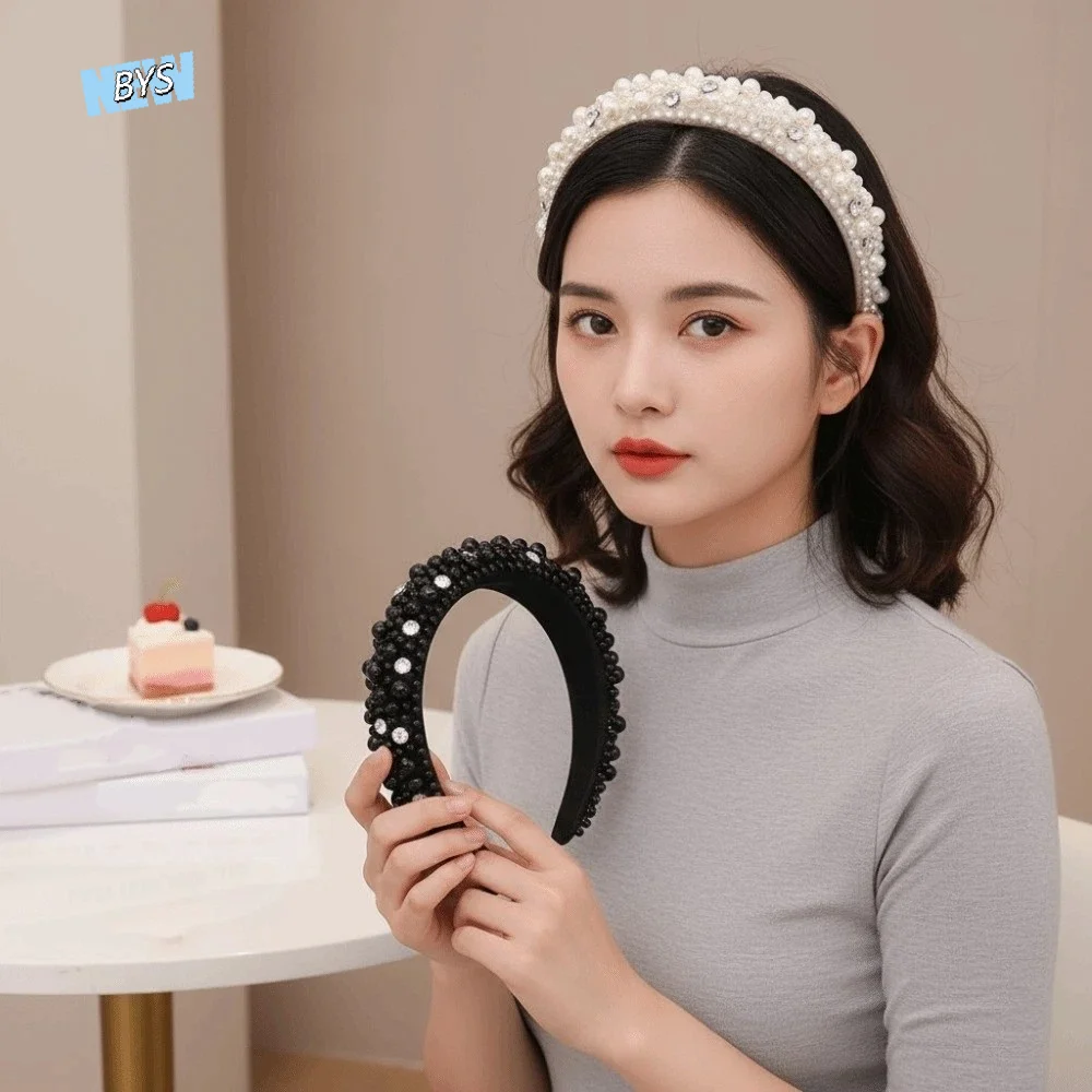 tiara-de-cabelo-luxuosa-com-perolas-e-strass-estilo-elegante-artesanal-estrutura-alta-e-larga-volume-esponjoso