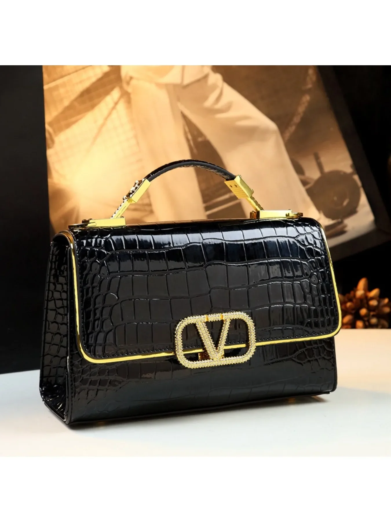 

Spring and summer 2025 new high-luxury rhinestone V-buckle small square bag crocodile pattern shoulder messenger bag