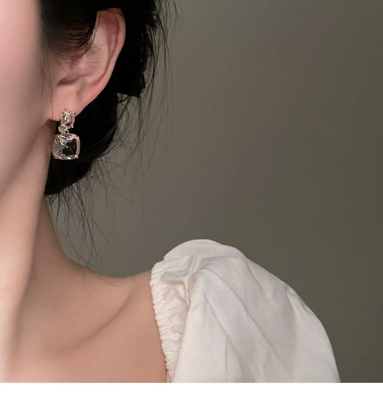 Luxuriöse klare Kristall-Ohrringe in Goldfarbe mit Zirkonia, quadratische Tropfen-Ohrringe für Damen, Hochzeit, Party, eleganter Modeschmuck. – Detail 5