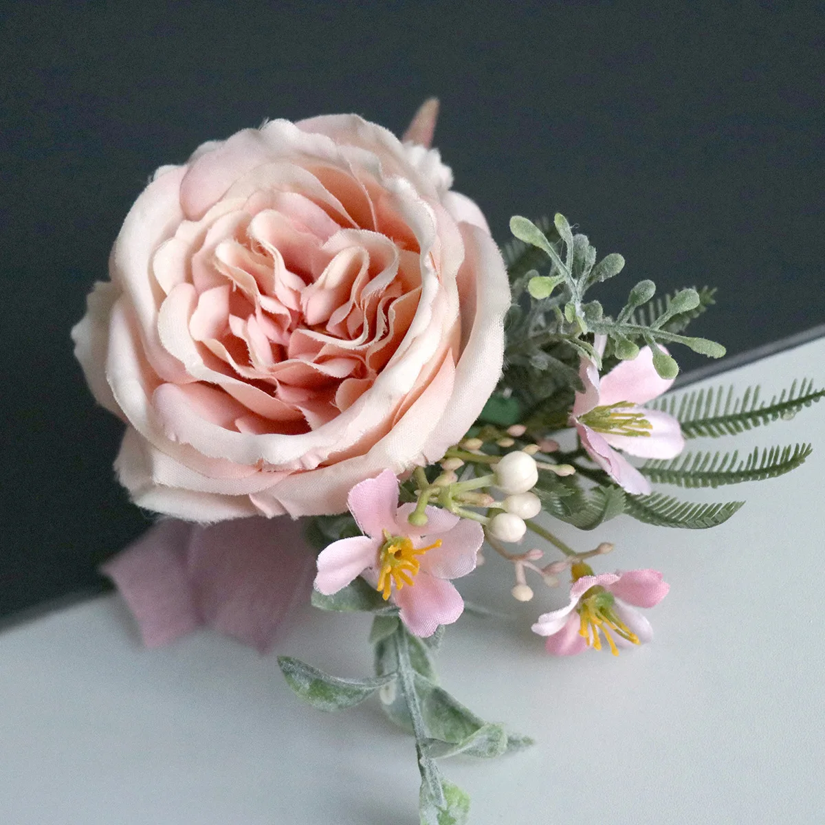 Simulado Rose Boutonniere e Pulso Corsage, Europeu e Americano Floresta De Casamento, Noiva Celebração De Abertura, Os Convidados Abrindo Pulseira