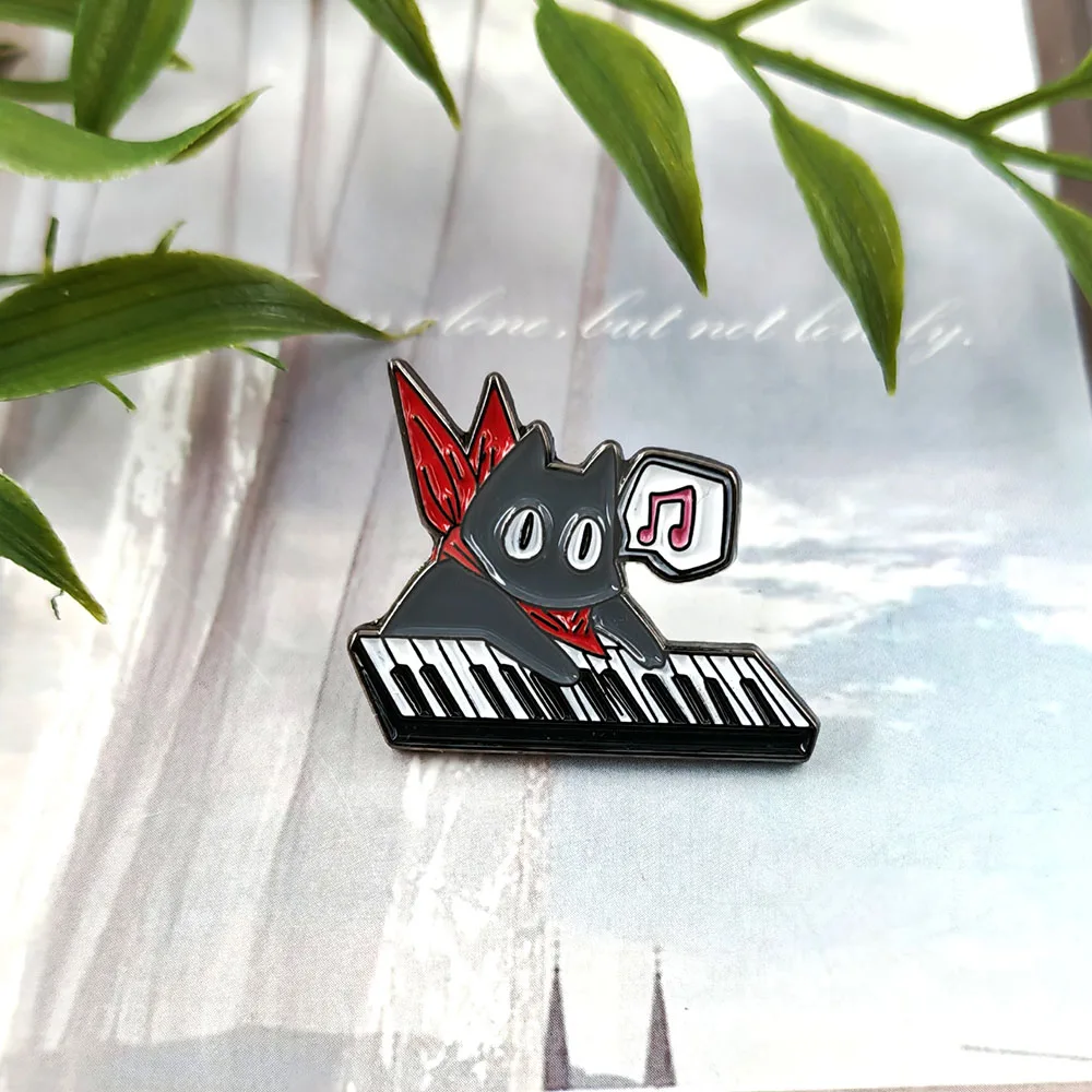Niedliche My Ordinary Life Sakamoto-san Brosche, Cartoon-Klavier, schwarze Katze, lustiges Anime-Accessoire, Emaille-Anstecker, Rucksack-Dekoration, Geschenk – Detail 5