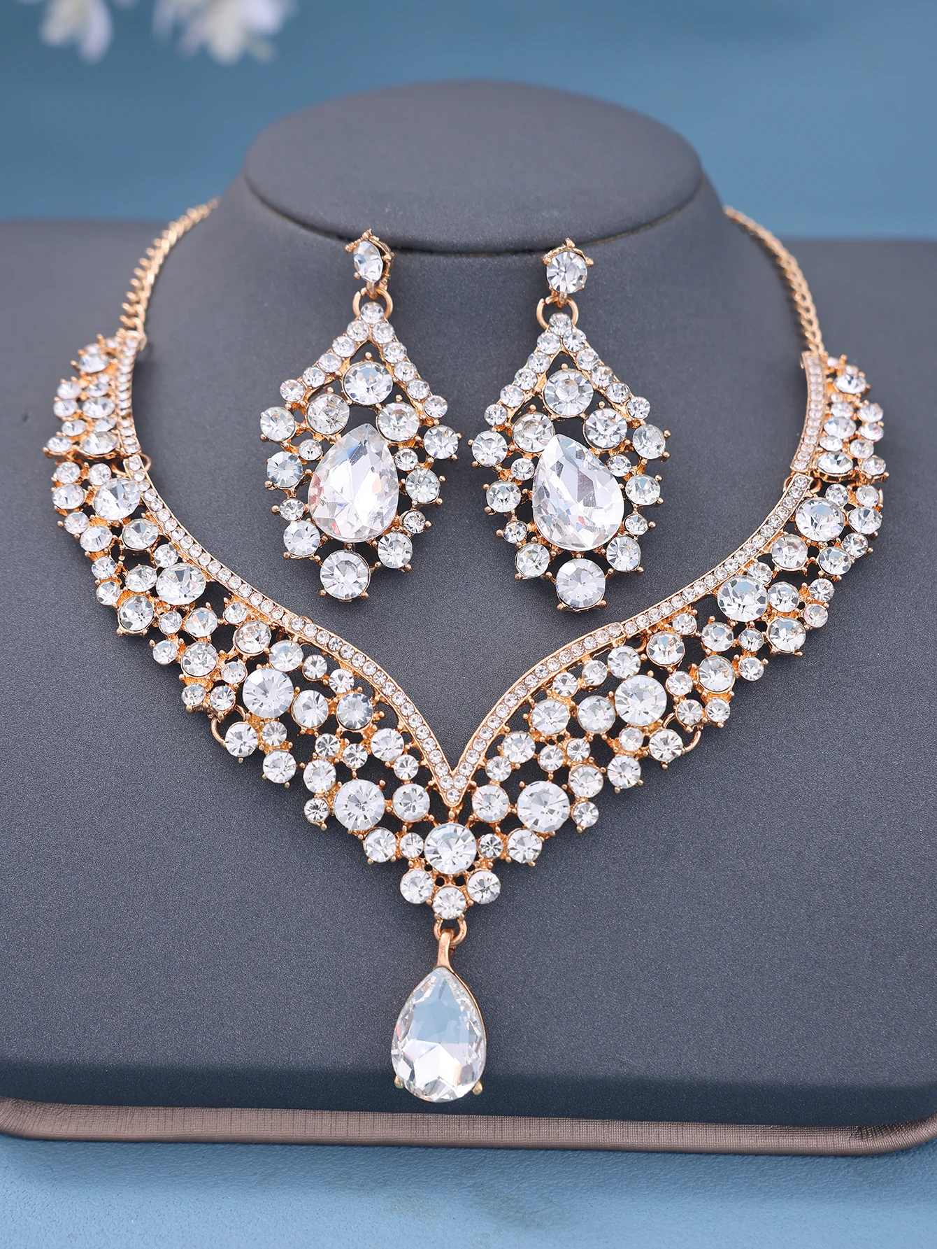 Ensemble de bijoux de mariée: collier et boucles d'oreilles en feuilles élégantes haut de gamme disponibles en violet bleu vert rouge et blanc adapté aux robes de mariage