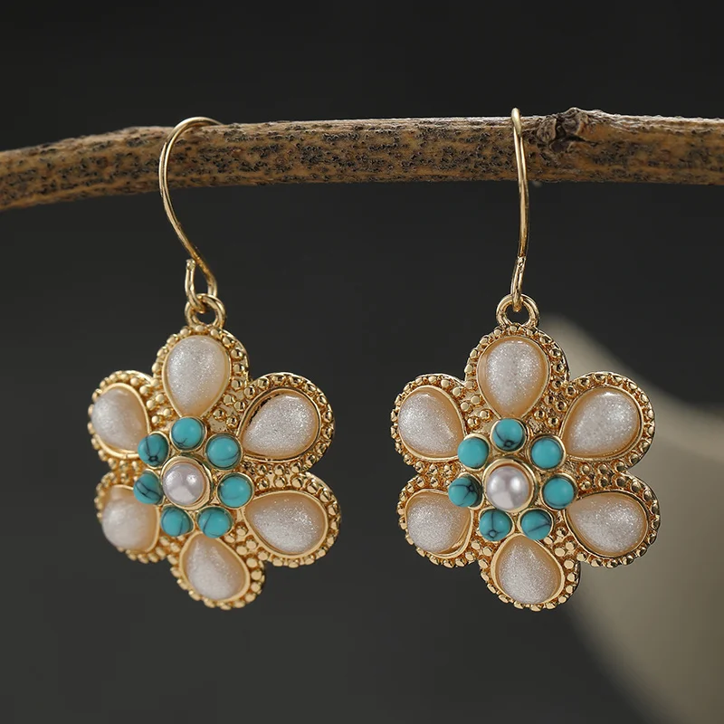Damenmode Vergoldete Hängeohrringe Blumenförmige Einlage Imitations-Opal-Türkis-Ohrringe Vintage-Schmuck