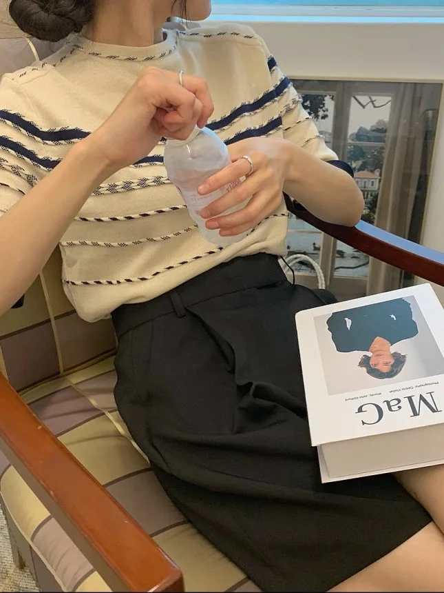 세련된 여름 캐주얼 라운드 넥 컬러 블록 스트라이프 디자인 느슨한 반소매 니트 티셔츠 여성 패션 기본 맞는 탑