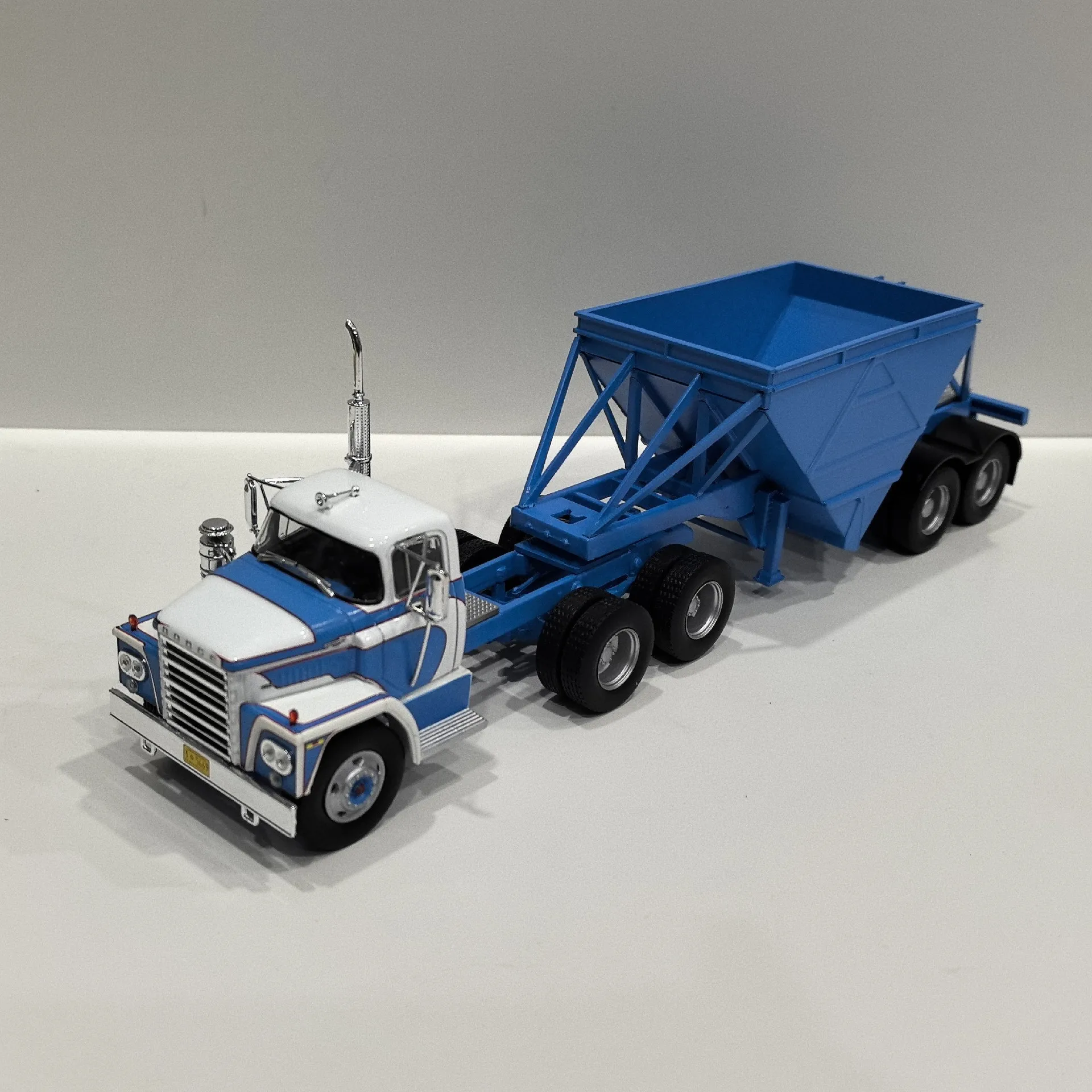 

Diecast IXO 1/43 Scale DODGE LCF Tractor Truck Trailer Plastic Alloy Car Model Collectible Toy Gift Souvenir Display Ornament