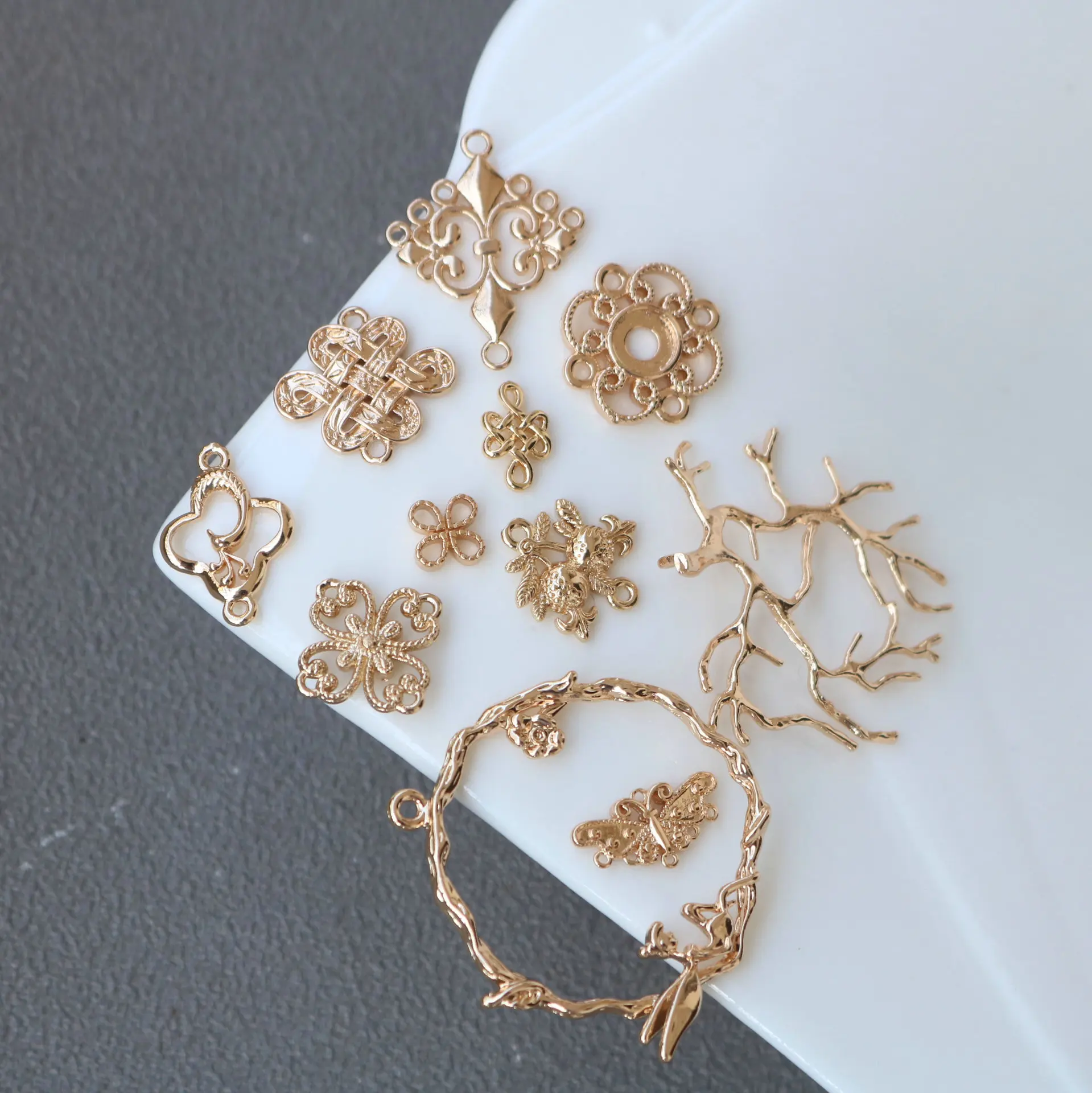 30pcs/ Bag Vintage Copper-Plated Gold Four-Leaf Flower Branch Butterfly Circle Pendant DIY Handmade Jewelry Making Accessories