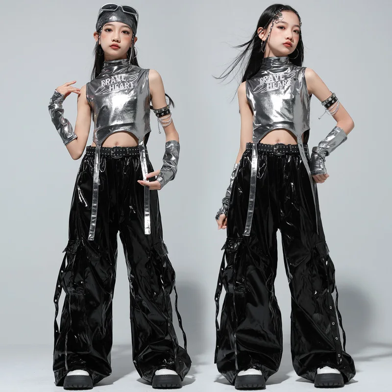 ชุดฮิปฮอปสำหรับเด็กผู้หญิง เสื้อครอปท็อปผูกโบว์สีเงินสไตล์เคป๊อป กางเกงหนังเต้นสตรีท ชุดสตรีทแวร์เด็ก ชุดแจ๊สสำหรับเด็ก ชุดกลุ่มเด็กผู้หญิง