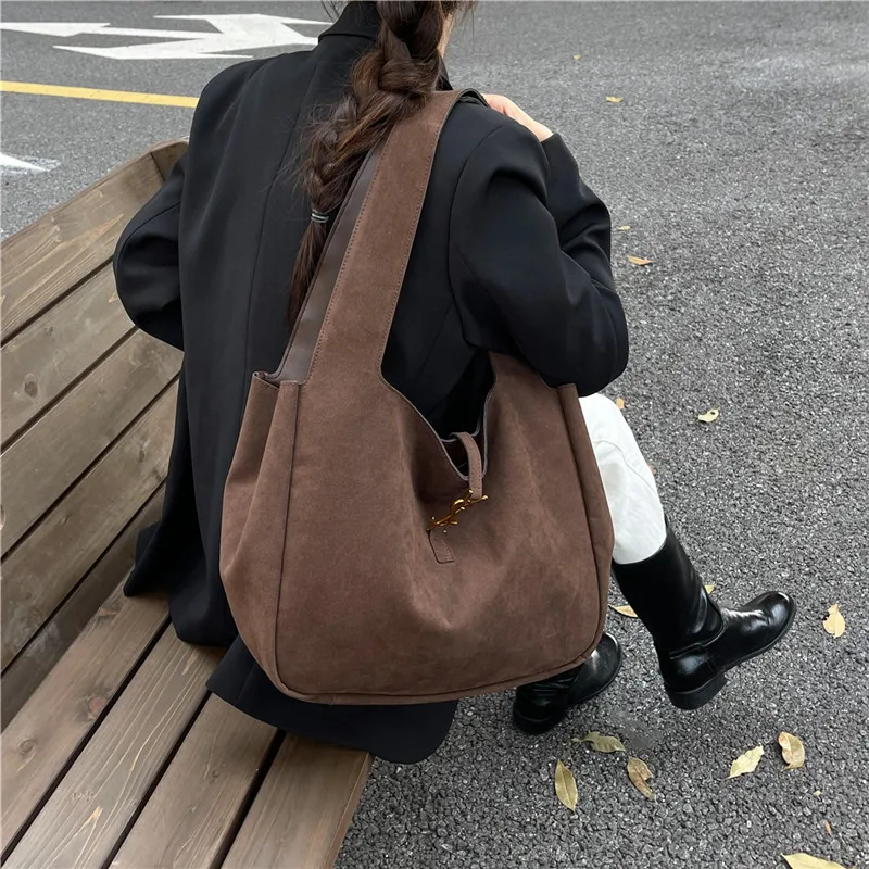 حقيبة حمل ريترو أنيقة 2025، محفظة بنمط سلة منظمة للنساء، حقيبة كتف ذات ملمس غير لامع، حقيبة حمل يومية واسعة