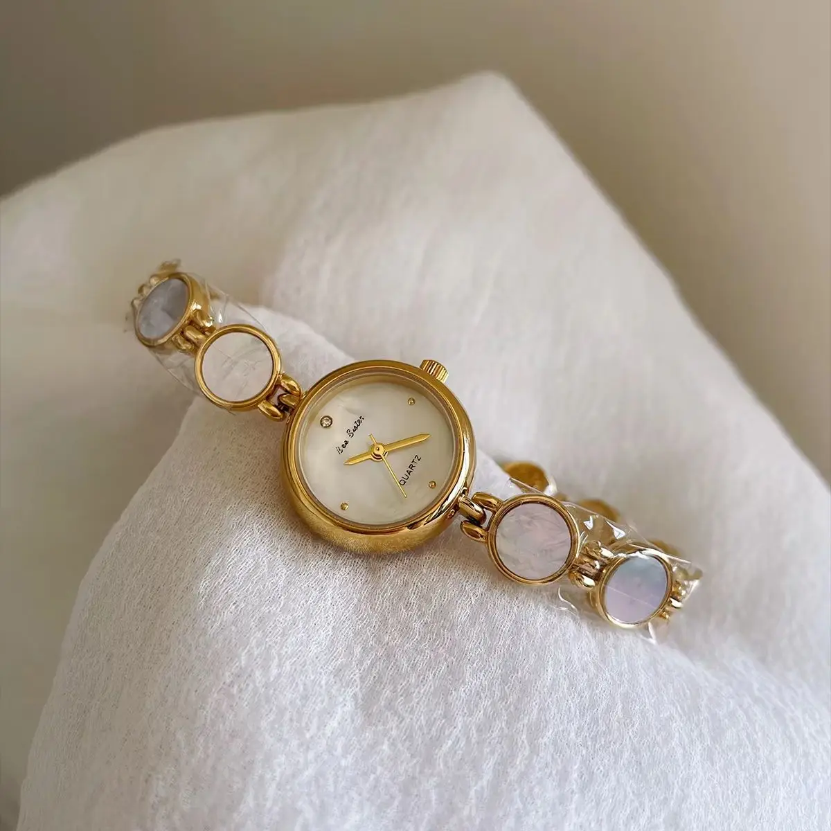 Vintage Watch for Women Personality Round Dial Quartz Wristwatch Gold Shell Waterproof Bracelet Elegant Ladies Watches Gift