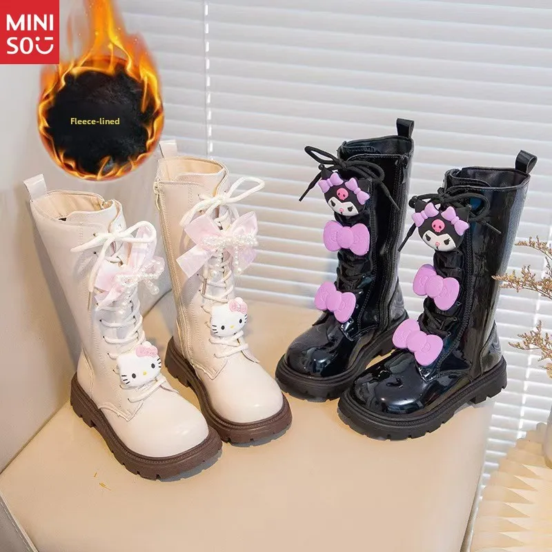 มินิโซ 2025 รองเท้าบูททรงยาวสไตล์เกาหลีสำหรับเด็กผู้หญิง รองเท้าบูทหนังขนนุ่มน่ารักพร้อมพื้นรองเท้านุ่ม