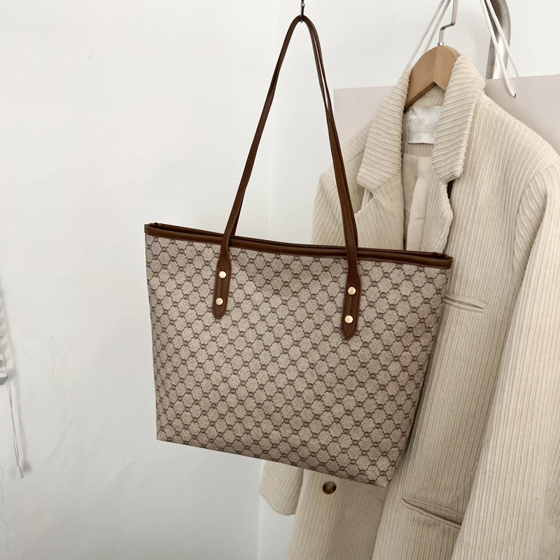 Luxuriöse Vintage Damen-Tragetasche mit Monogramm-Print, Nieten-Verzierung, PU-Leder Schultertasche, Große Kapazität Reißverschluss-Handtasche für Pendeln und Einkaufen – Detail 7