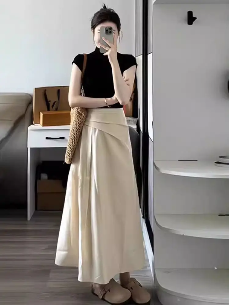 

Летний женский комплект из двух предметов: плиссированная юбка макси с высокой талией и модный топ.