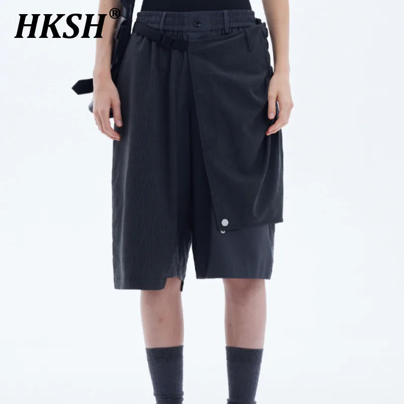 

HKSH Summer New Men Tide Y2K Original Design Chic Fake Two-piece Striped Spliced Irregular Shorts Ins Chic Capris Women HK5234