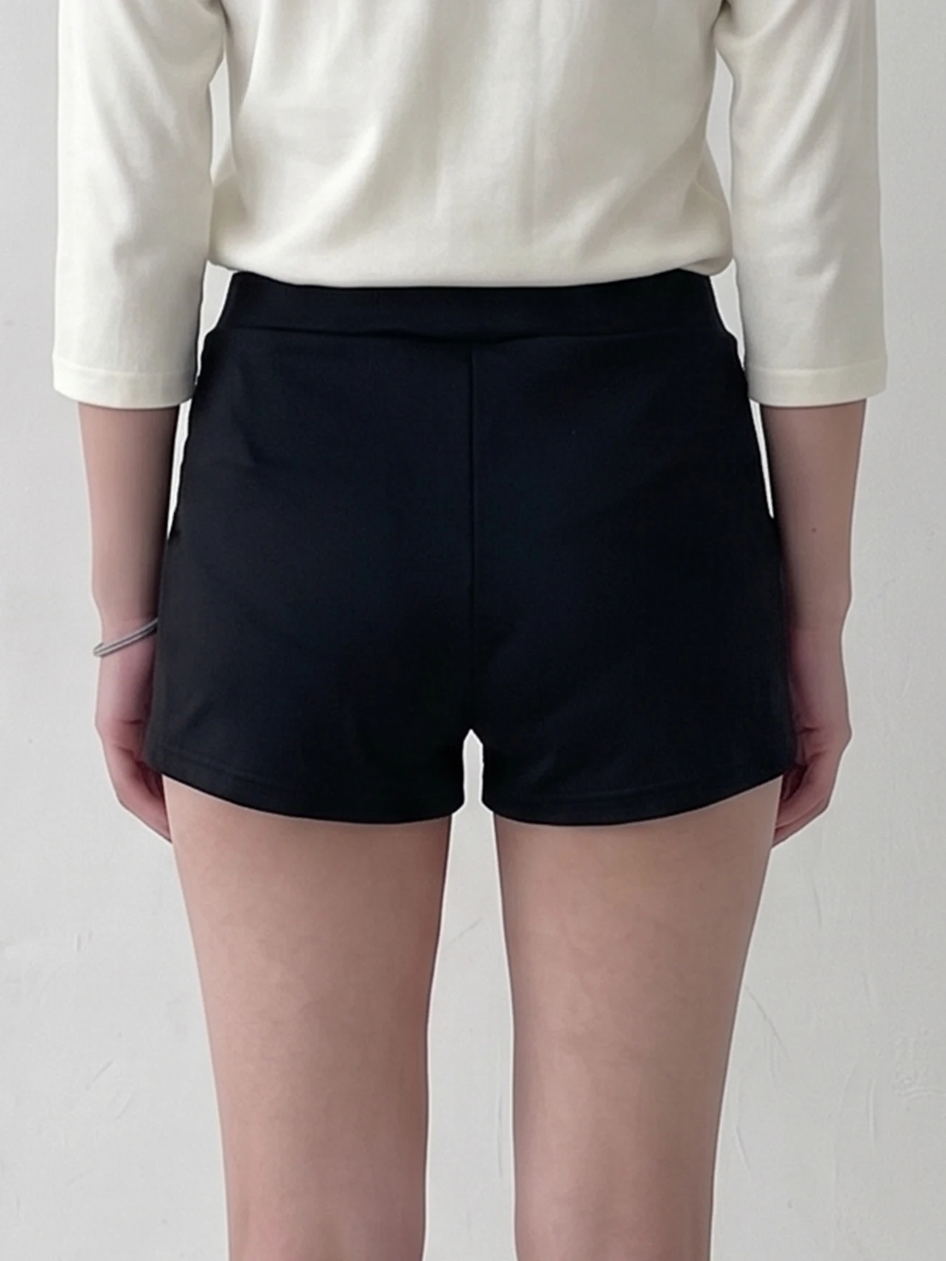 Sommerliche Basic-Shorts für Damen mit hoher Taille, Harajuku-Stil, einfarbig schwarz, grau gestreift, mit zwei Knöpfen an der Vordertasche, elastischem Bund, lässige Hose. – Detail 4