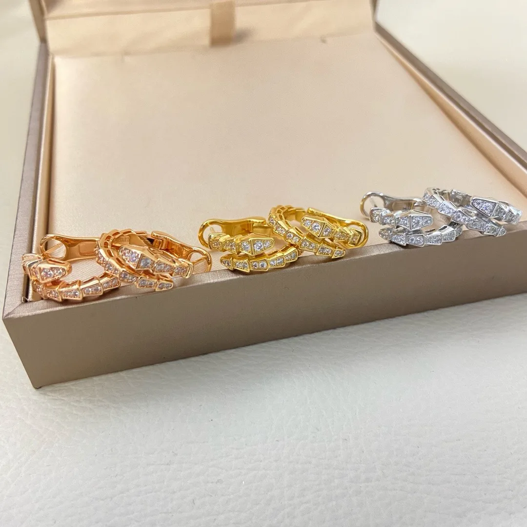 

The 2025 new Baojia diamond-studded snake-shaped earrings are a niche design for women. They are simple, exquisite, versatile, f