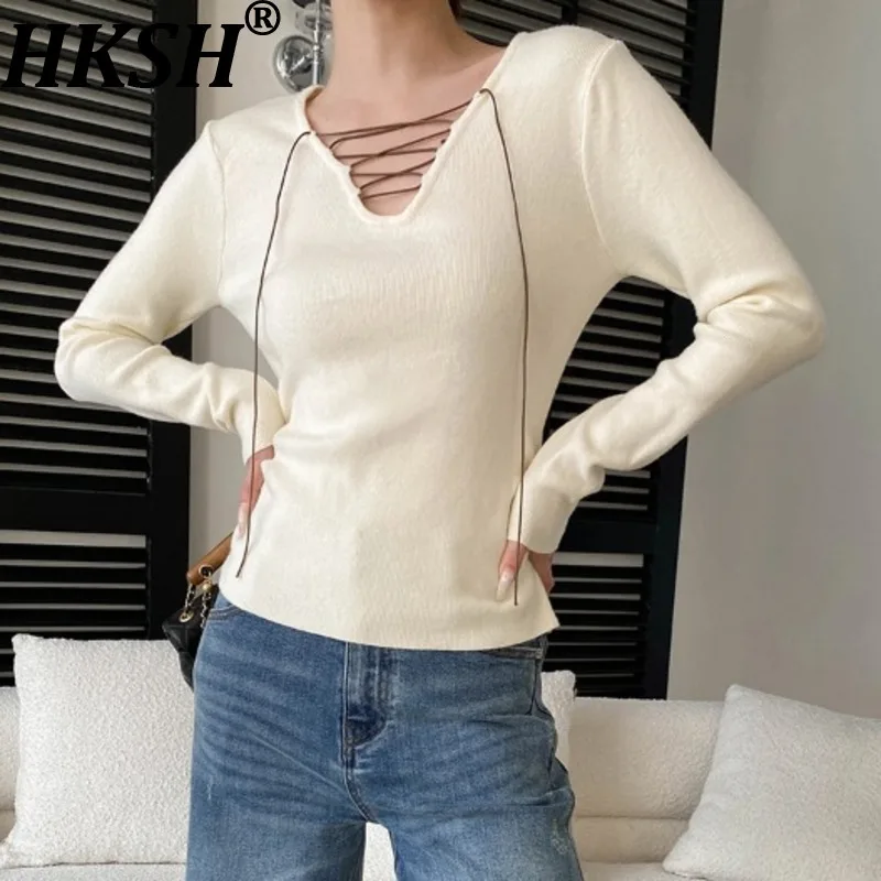 

HKSH 2026, весенне-осенняя новая женская трикотажная футболка с вырезами на шнуровке и v-образным вырезом, облегающая элегантная трикотажная одежда с длинными рукавами HK18163