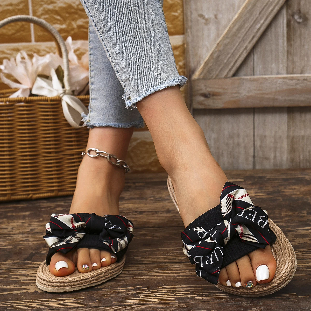 Women's Fashionable Non-Slip Wear-Resistant College Vacation Beach Style Bright Diamond Flower Flat Heel Flip Flops image 4